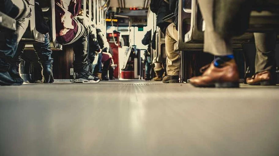 Người ngồi thiền tại một điểm thanh bình ở Việt Nam