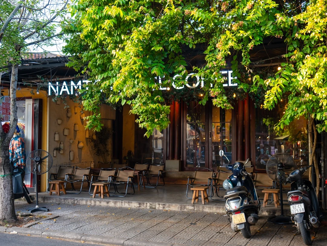 Người trẻ tìm kiếm thông tin xe ô tô