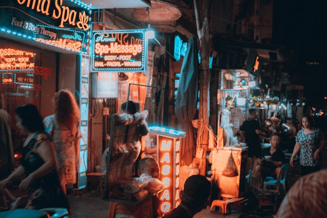 Thợ máy đang làm việc tại garage